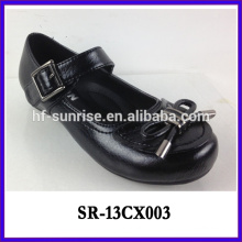 Las muchachas planas negras del estudiante calzan con estilo los niños formales de los zapatos de las muchachas calzan los zapatos de la escuela